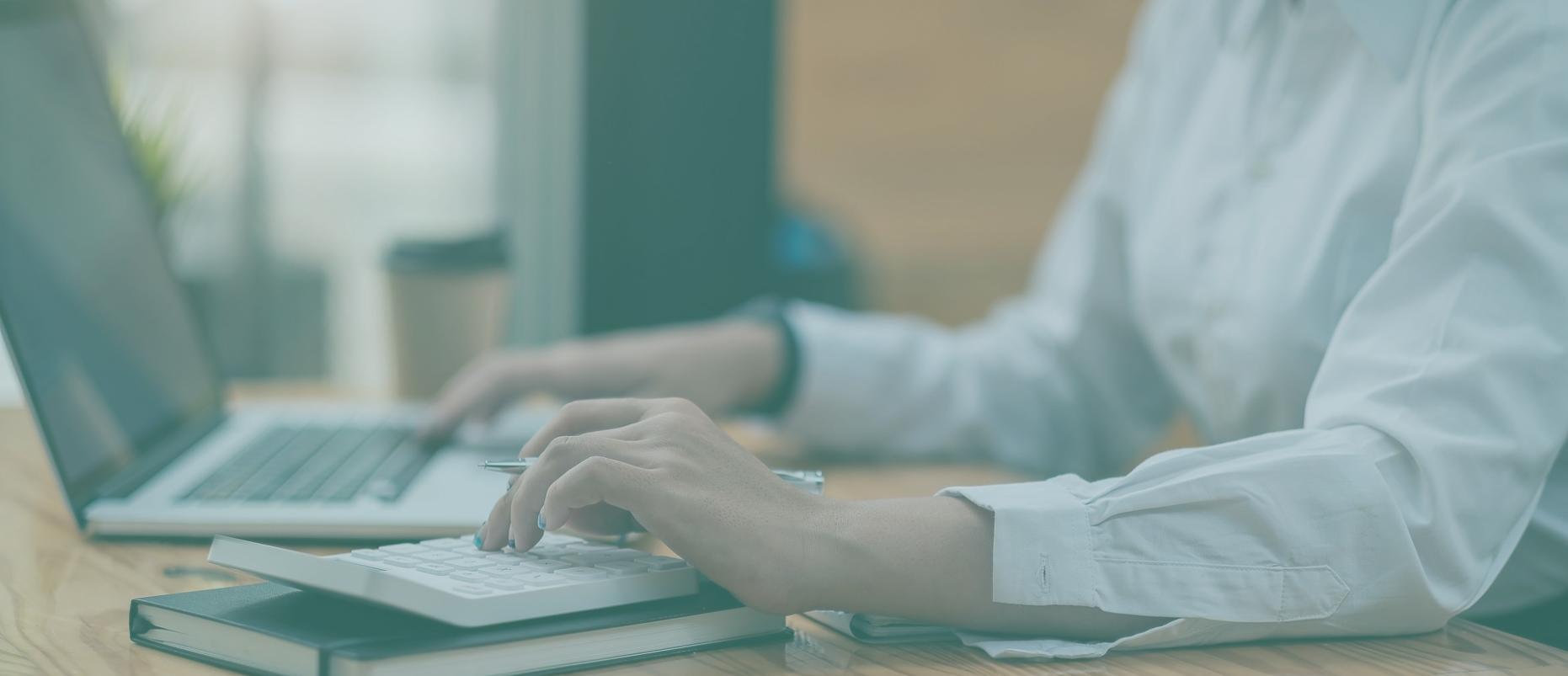 Equipo diverso trabajando en proyecto financiero colaborativo