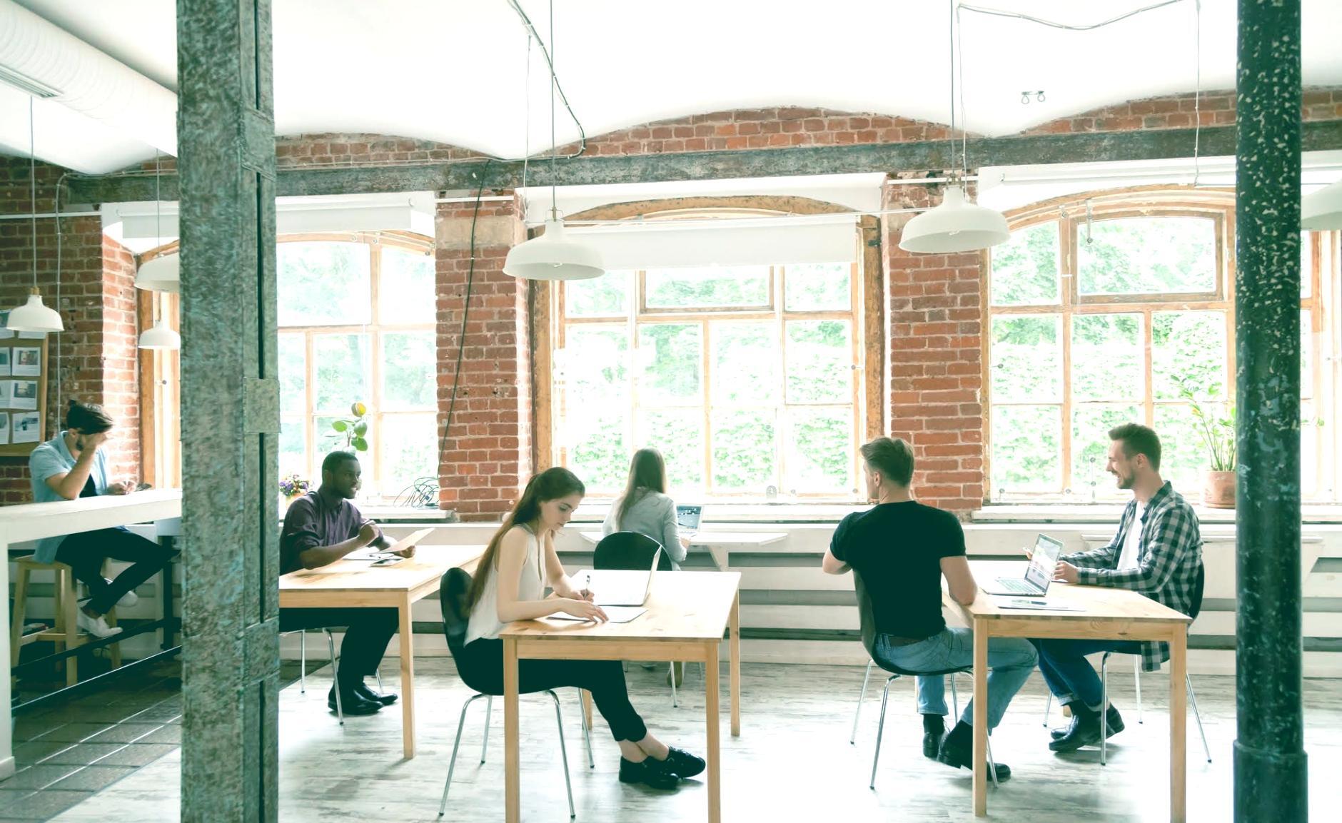 Implementación de sistemas de comunicación financiera adaptados a equipos operativos