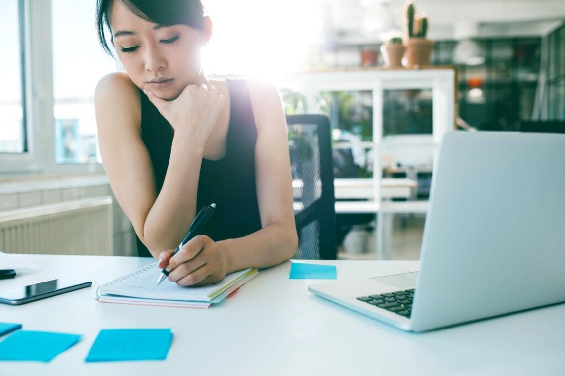 Sesión de análisis financiero colaborativo con equipos empresariales revisando indicadores de gestión