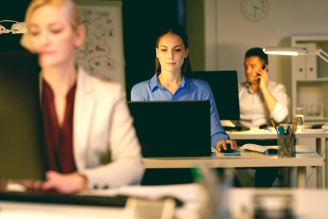 Profesionales trabajando con análisis financiero y documentación de gestión